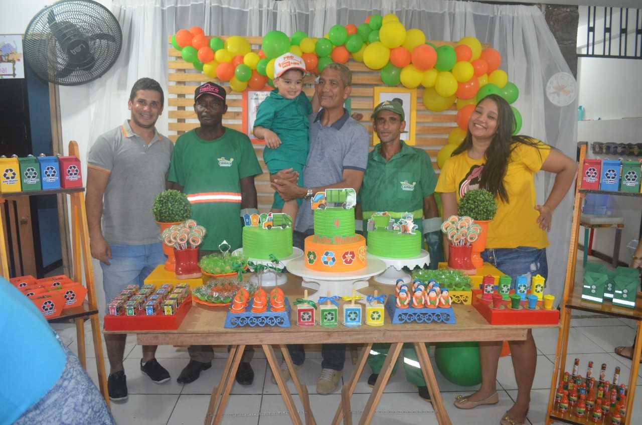 Camacã: Criança fã de Frank, o caminhão de Lixo, comemora aniversário com funcionários da limpeza
